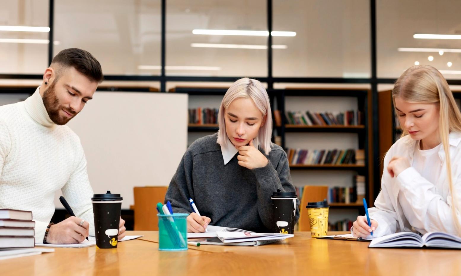 Detailansicht von Finanzberichten und Analysetools