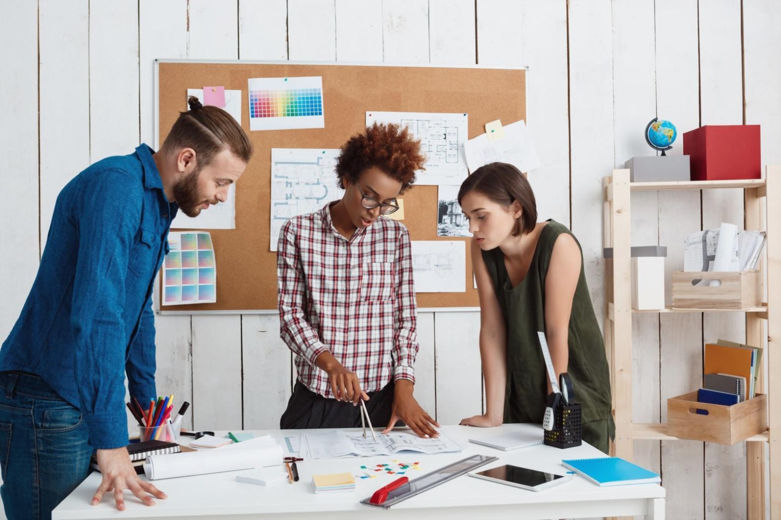 Finanzanalyse Arbeitsplatz mit Unterlagen