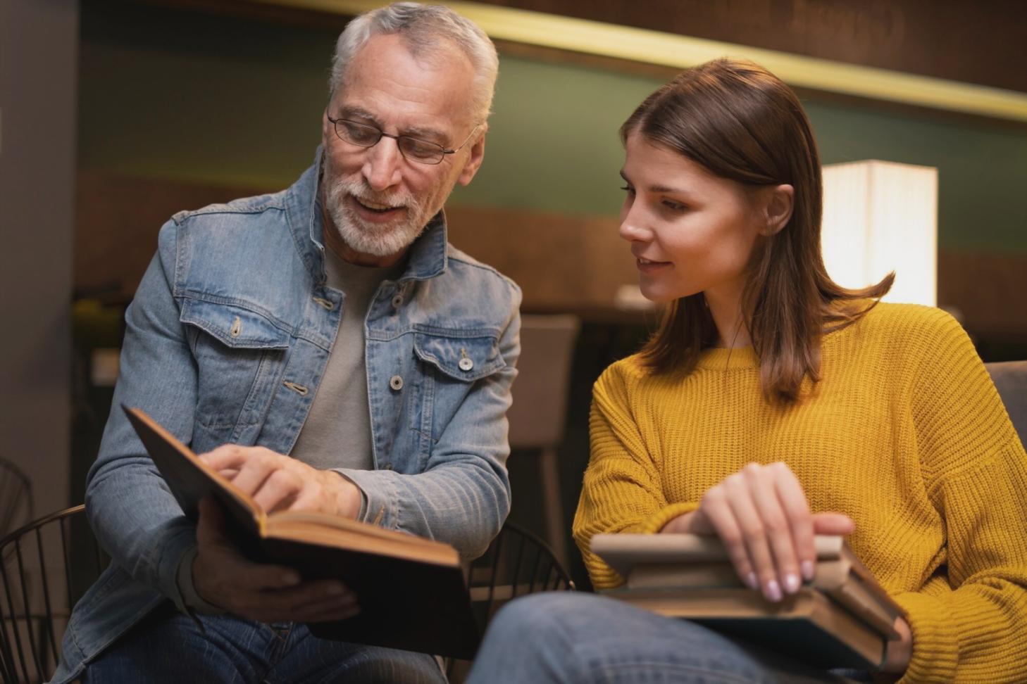 Arbeitsplatz mit Finanzanalysen und Dokumenten